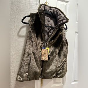 Beautiful Faux fur reversible vest with pockets! Size medium. NWT